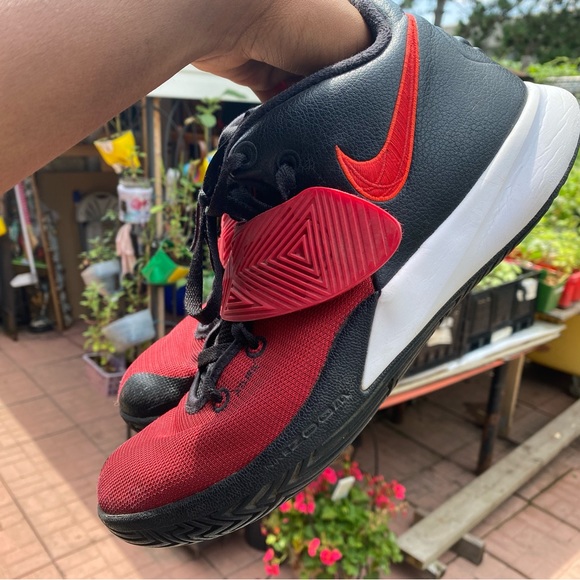 KYRIES FLYTRAP 3 - Picture 4 of 8